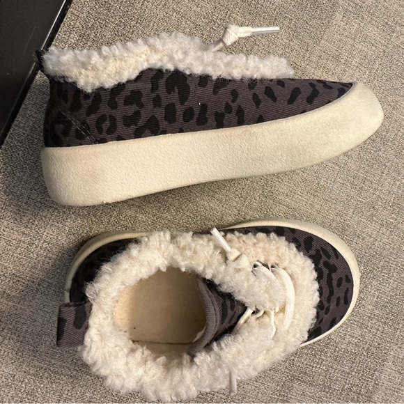 3/$30 95% new winter fleece leopard print baby sneakers/shoes - Picture 2 of 5